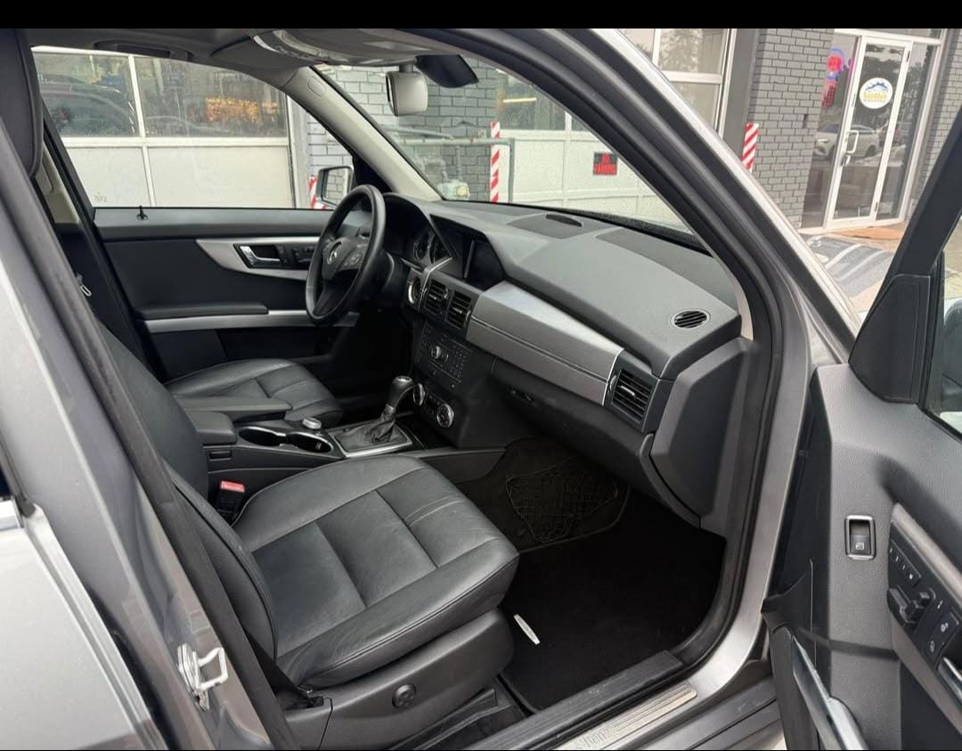 2010 Mercedes-Benz GLK350 detail view